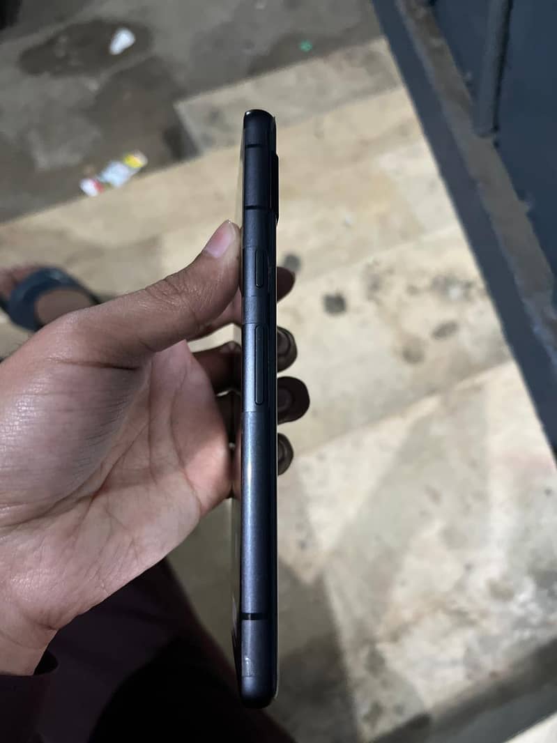 Google pixel 7a (grey) 4