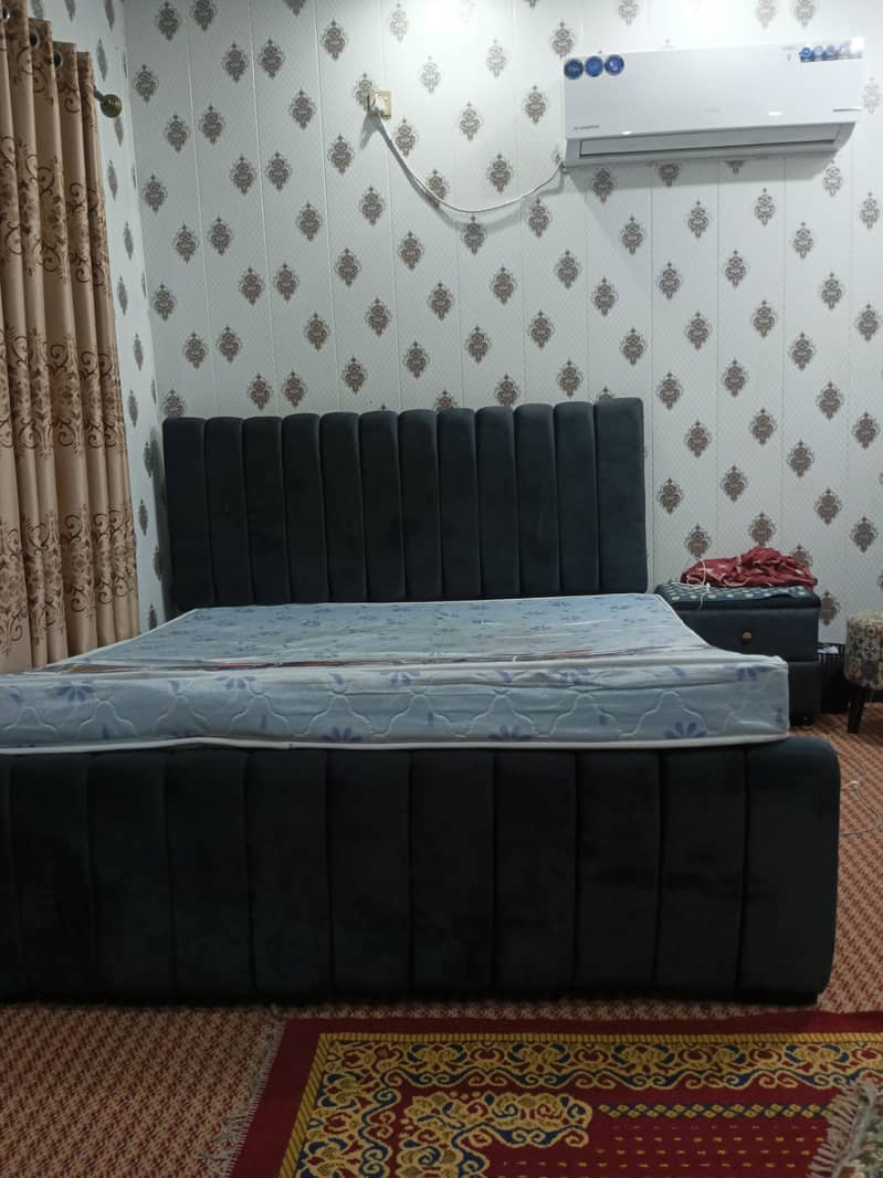 Queen size bed 3