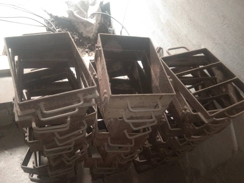 موجود ہے۔ سلور کی ڈھلائی کا مکمل سامان بھٹی کے ساتھ 1