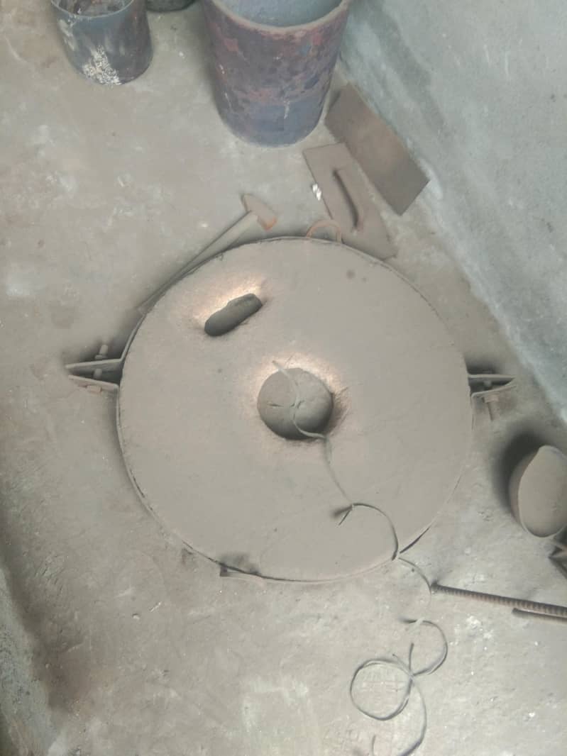 موجود ہے۔ سلور کی ڈھلائی کا مکمل سامان بھٹی کے ساتھ 4