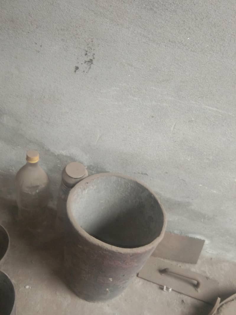 موجود ہے۔ سلور کی ڈھلائی کا مکمل سامان بھٹی کے ساتھ 5