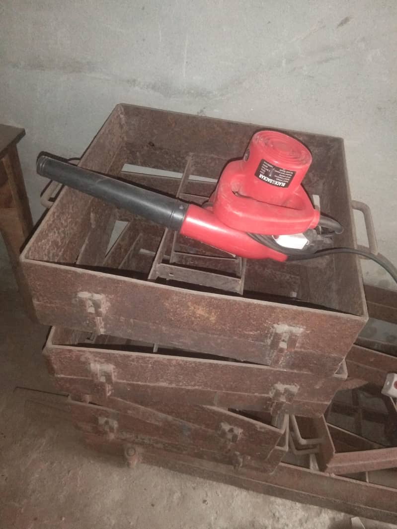 موجود ہے۔ سلور کی ڈھلائی کا مکمل سامان بھٹی کے ساتھ 7