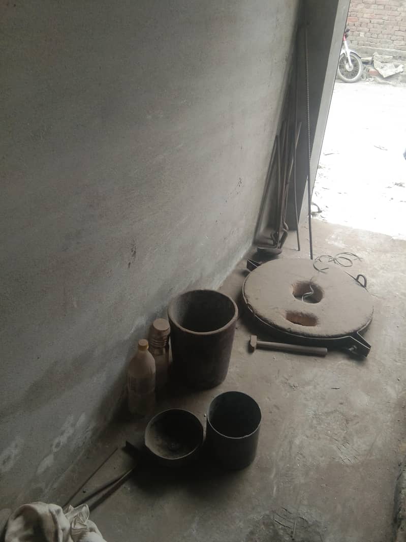 موجود ہے۔ سلور کی ڈھلائی کا مکمل سامان بھٹی کے ساتھ 9