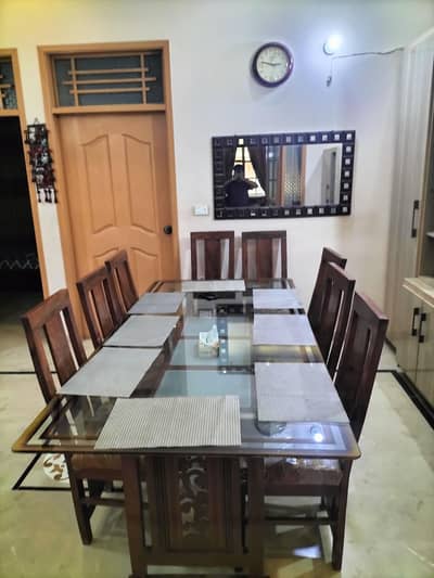 8 seater Dinning table 9/10 condition