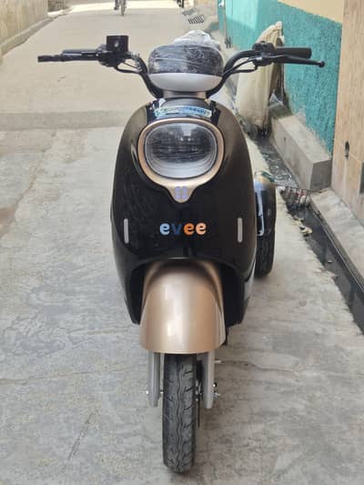 Three wheeler electric scooty.