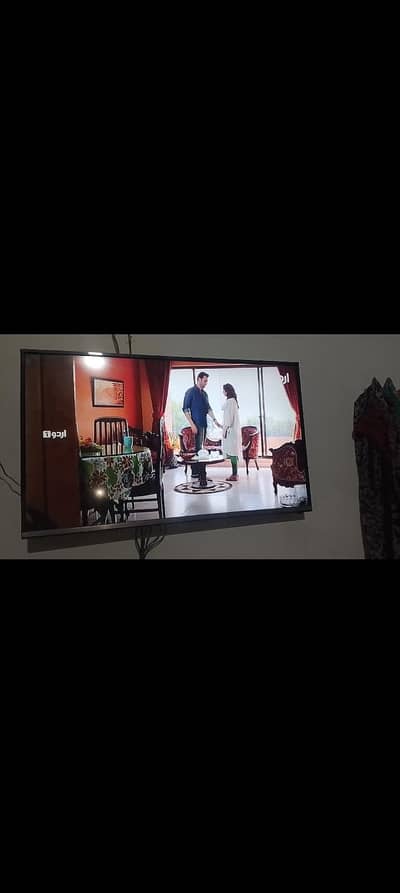 درمیان میں باریک سی دو لائن  اور کارنر پر ایک ڈاٹ ہے