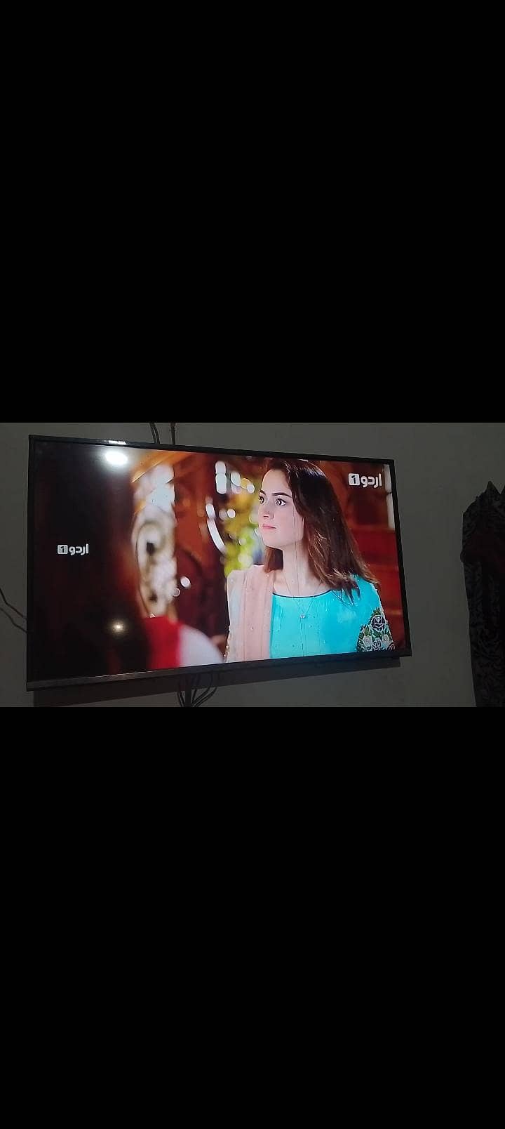 درمیان میں باریک سی دو لائن  اور کارنر پر ایک ڈاٹ ہے 1