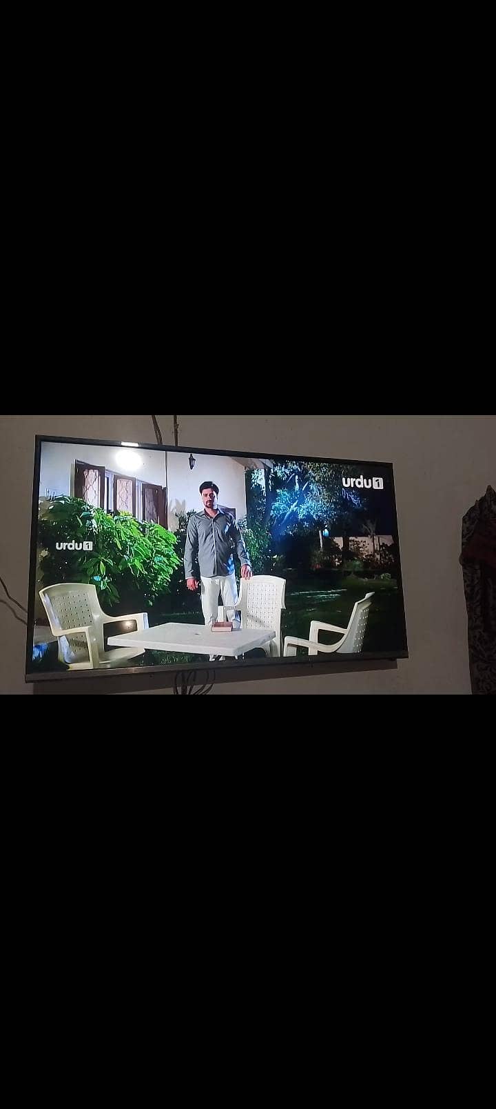 درمیان میں باریک سی دو لائن  اور کارنر پر ایک ڈاٹ ہے 4