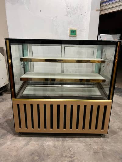 Display counter with chiller with stabilizer