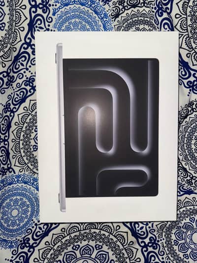 Macbook Pro M5 14-inch UK Model Box Pack