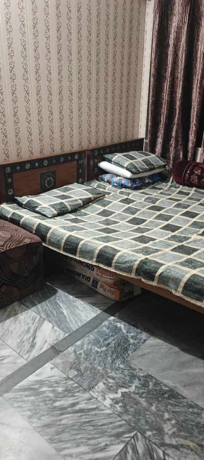 2 single bed hain used condition main hain i