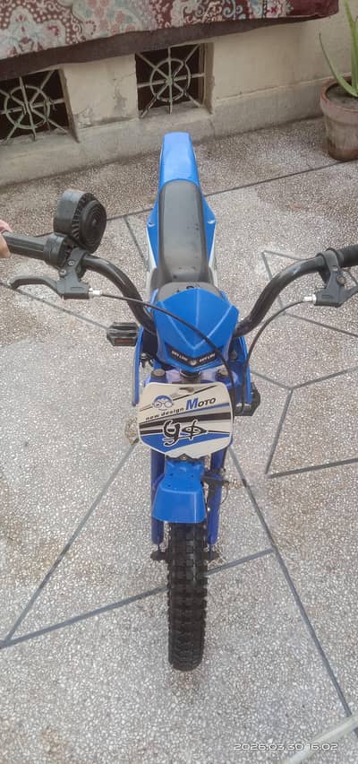 Moto Dirt Bike (cycle)