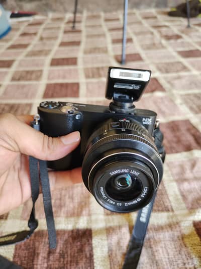 Samsung NX1000 with 20-50mm Lens with Tripod