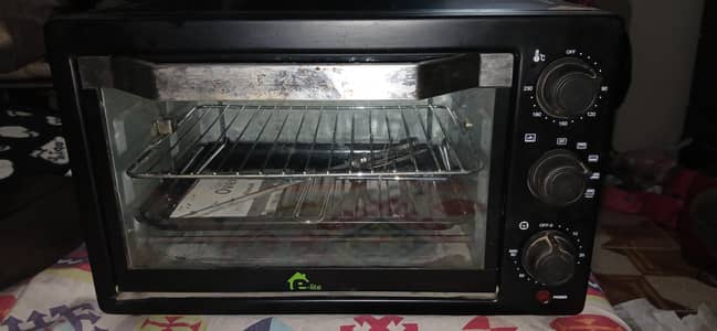 Roaster oven. 8000/-