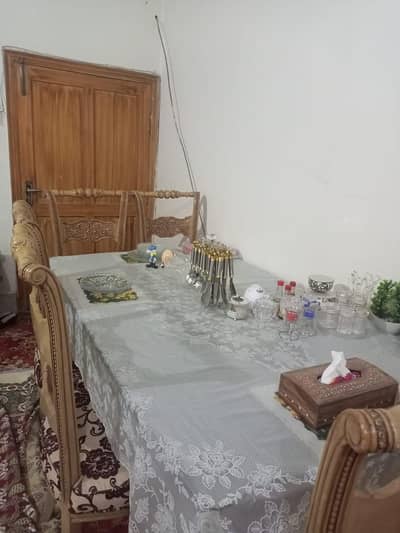 Dining table | brand new condition