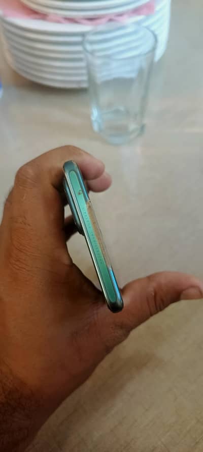 کنڈیشن بھی اچھی ہے یہ بالکل  لش موبائل ہے