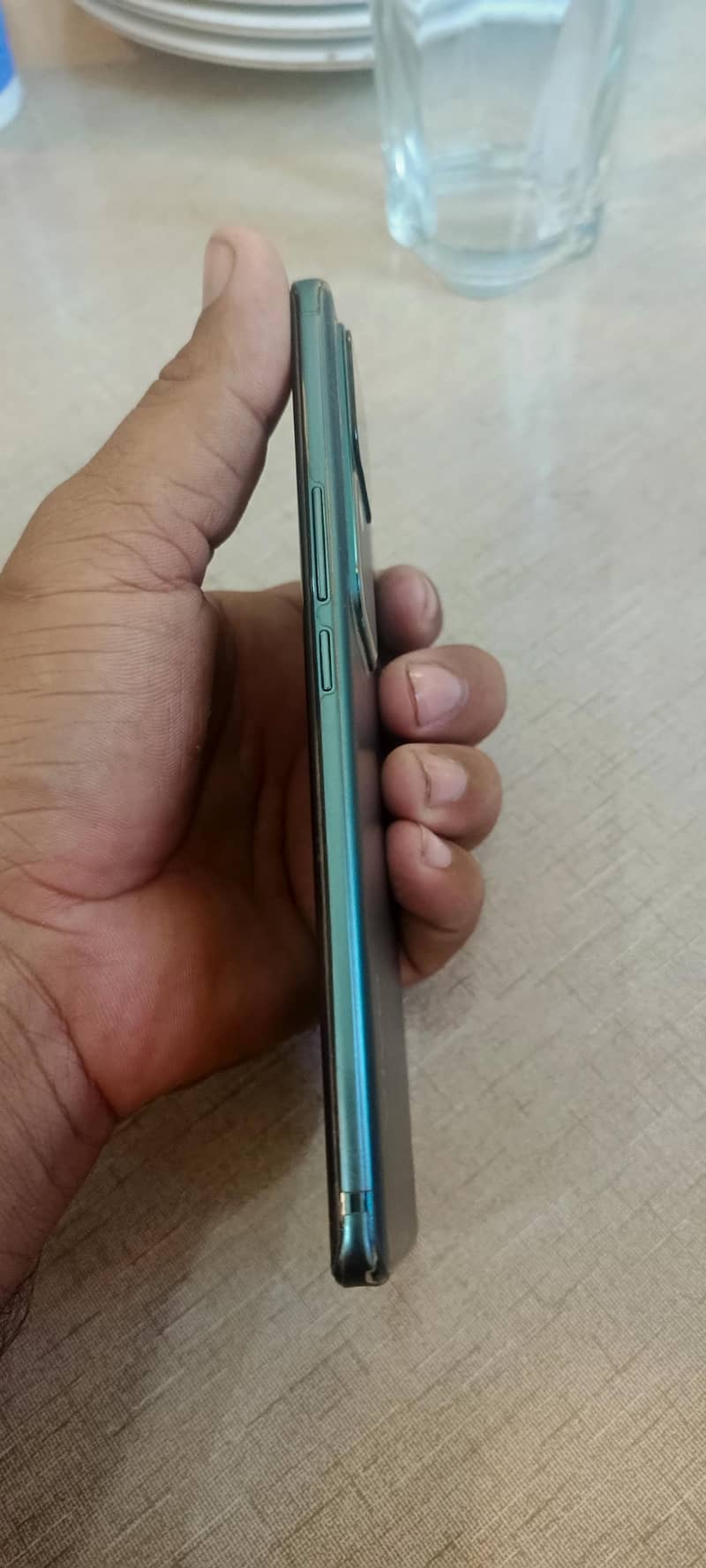 کنڈیشن بھی اچھی ہے یہ بالکل  لش موبائل ہے 2