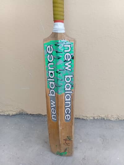 signed abbas afridi bat (selling very urgent)