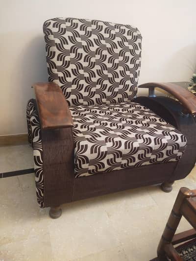 7 seater sofa set in good condition available in 50000 only