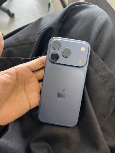 IPHONE 17 PRO JUST BOX OPEN ONLY 4 CYCLES LIKE BRNAD NEW