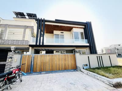 10 MARLA LIKE BRAND NEW HOUSE AVAILABLE FOR SALE BACK SIDE PARK