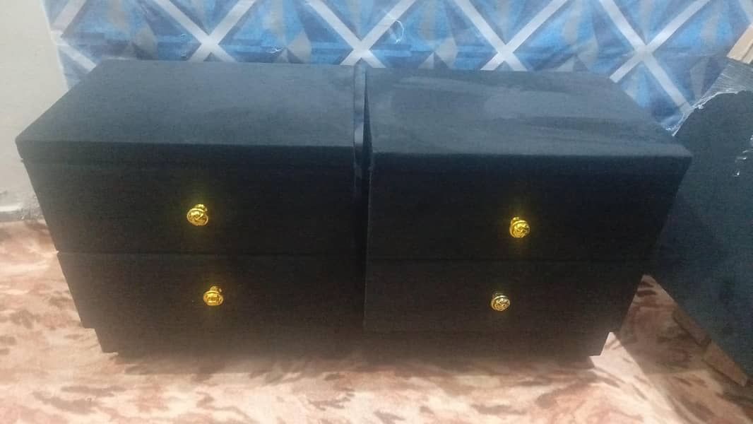 porting bed and side table 4