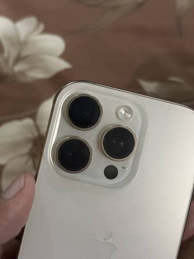 Iphone 16 pro (Desert Titanium)