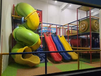 Oudoor & indoor play area / Slides / Trempoline / Fiber canopy