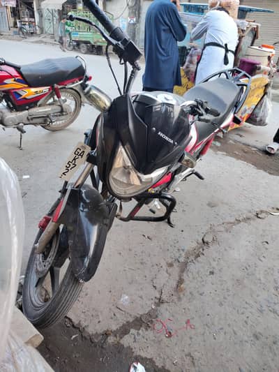 bilkul saaf gari he condition zabrdast he