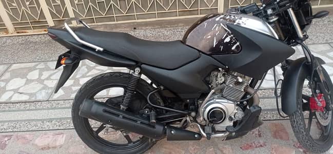 yamaha ybr 2019 model bike py rep lga hova hy bike ka apna color red h