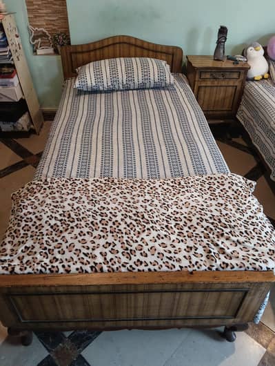 2 single beds with side tables