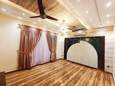 1 KANAL BEAUTIFUL HOUSE AVALABLE FOR SALE IN A VERY HOT LOCATION iIN VALANCIA HOUSING SOCIETY BLOCK B