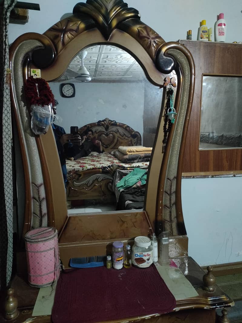 DRESSING TABLE 0