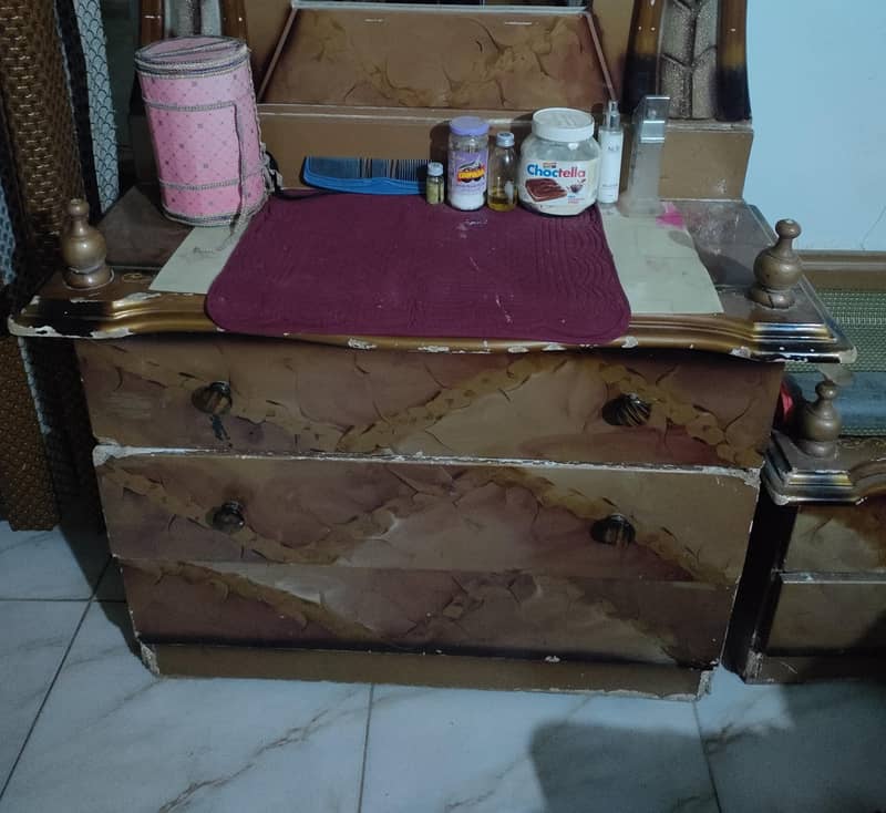DRESSING TABLE 1