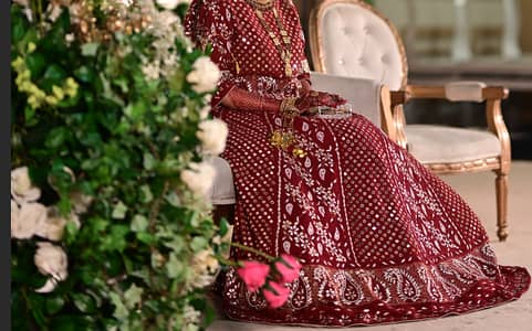 legant Hand-Embroidered Lucknow Bridal Lehenga in Chiffon with Mirro