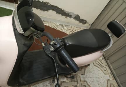 Evee Nisa Scooty