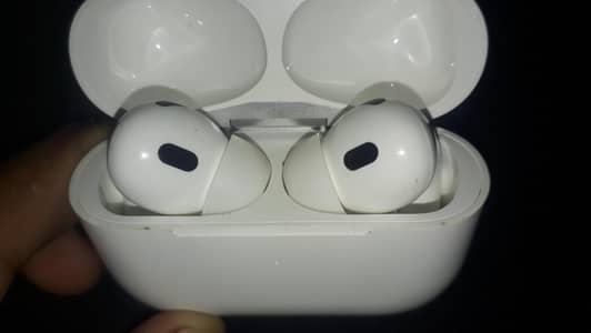 air pords apple ke hai model pata nahi hai hai ok condition