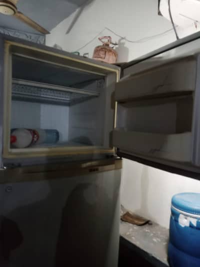 Dawlance fridge urgent sell 10/8 condition