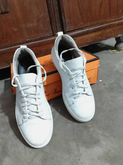 Men’s White Sneakers – Used (Excellent Condition) 