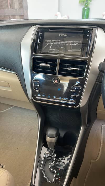 Yaris 1.5 ativ x cvt top of the line