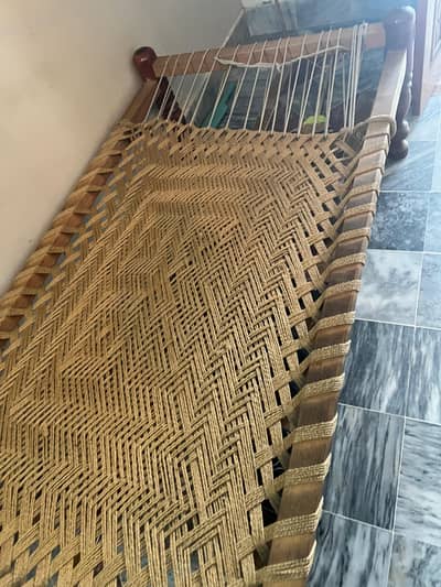 wooden cot / charpie