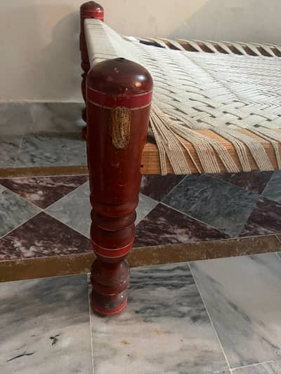 wooden cot / charpie