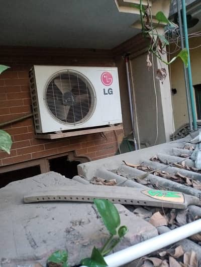 Lg Split AC 1 ton perfect condition working on child cooling original