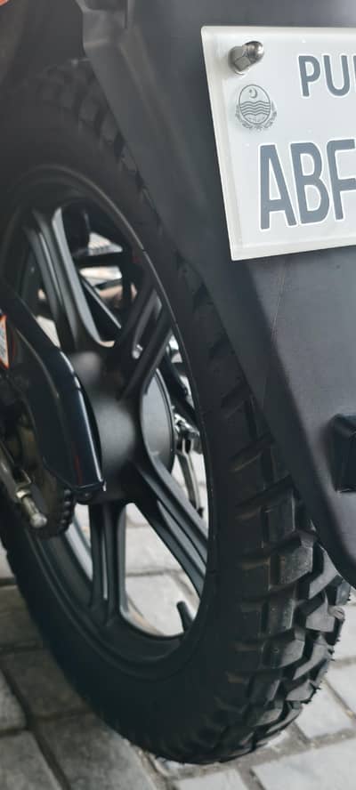 Service Export Tubeless 3.50-18 /100.90. 18 Tyre for Sale 400 km  Used