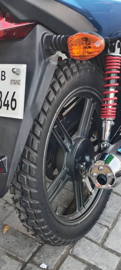 Service Export Tubeless 3.50-18 /100.90. 18 Tyre for Sale 400 km  Used