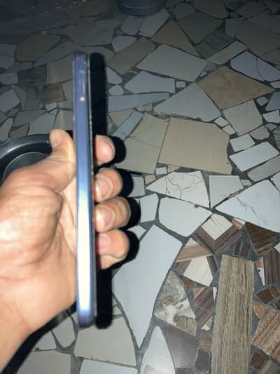 4+4128gb ma ha ekla mobile ha charging show nhi kerta bki save kerta h