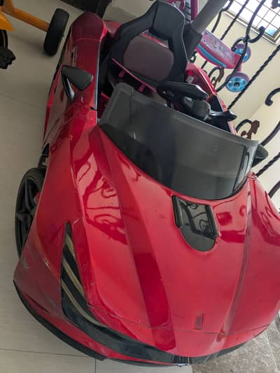 Red Ferrari 10/10 battery good but no charger. Age suitable for 2-5ye