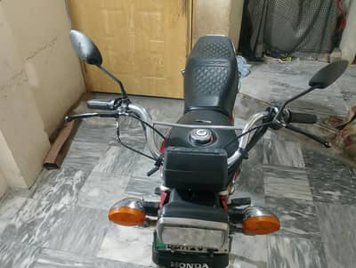 Honda CD 70 for sale.   what'sapp 0-3-4-5-2-6-2-6-8-3-9