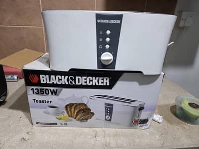 Black n Decker almost new. . 4 slice