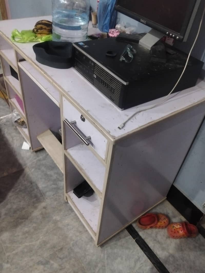 Computer table And computer 0